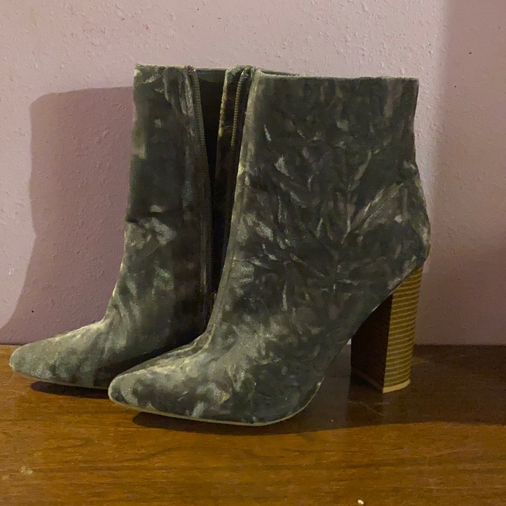 Cute grey boots!